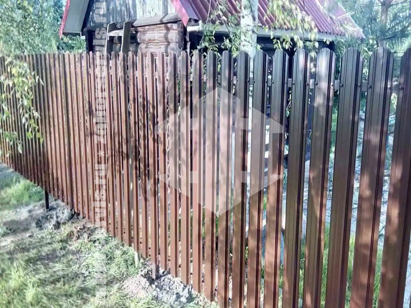 Забор из металлического штакетника коричневый 58 метров