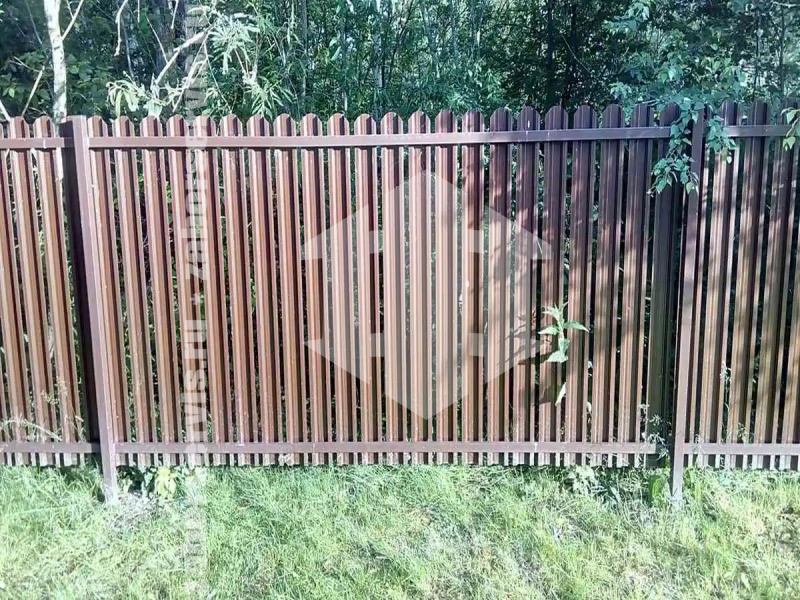 Забор из металлического штакетника коричневый 58 метров