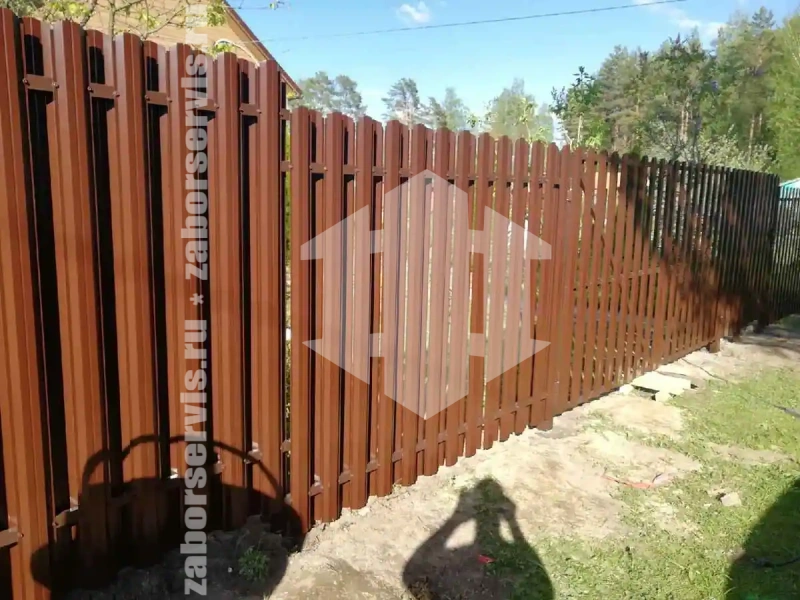 Заборы из металлического штакетника шахматка 70 метров