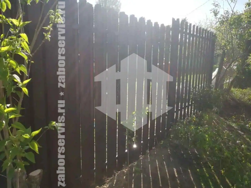 Заборы из металлического штакетника шахматка 70 метров