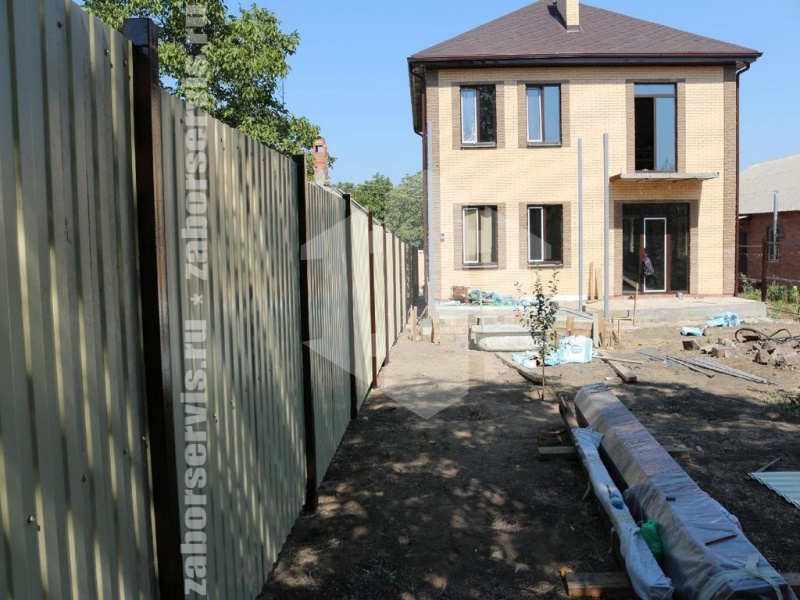 Забор из профнастила с утрамбовкой щебнем 72 метра