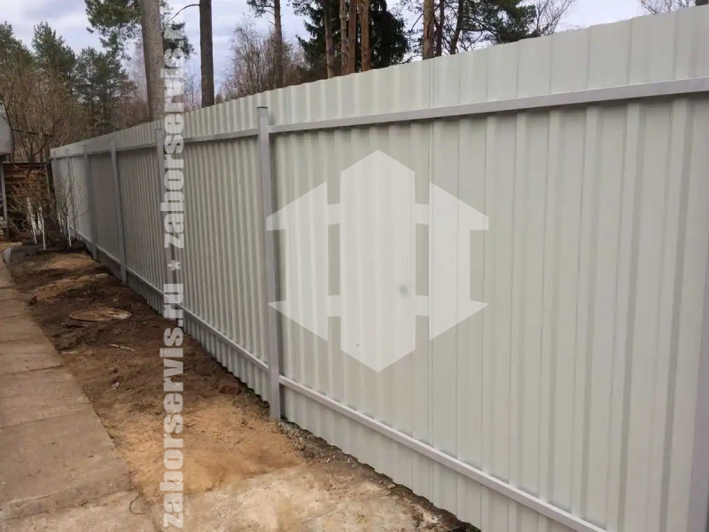 Забор из профнастила на забивных столбах 45 метров